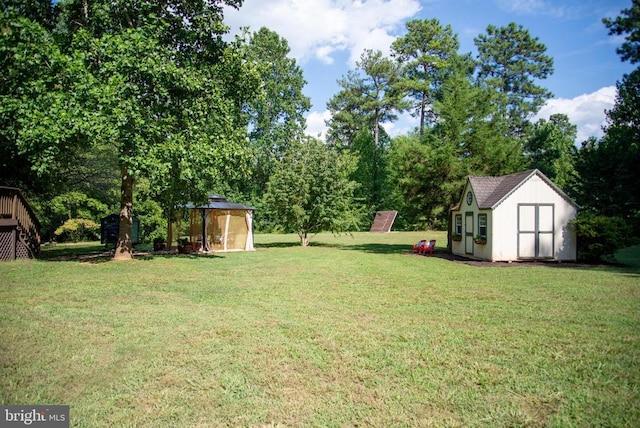 view of yard featuring an outbuilding and a shed