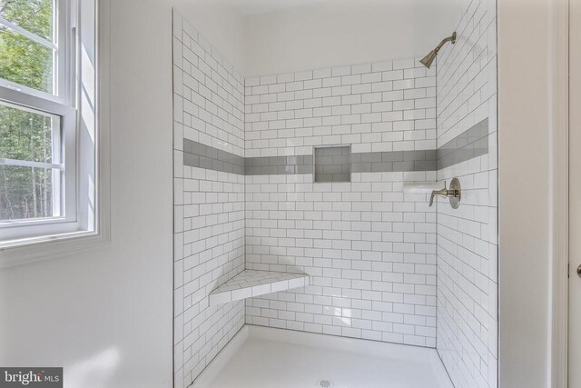 bathroom featuring a tile shower