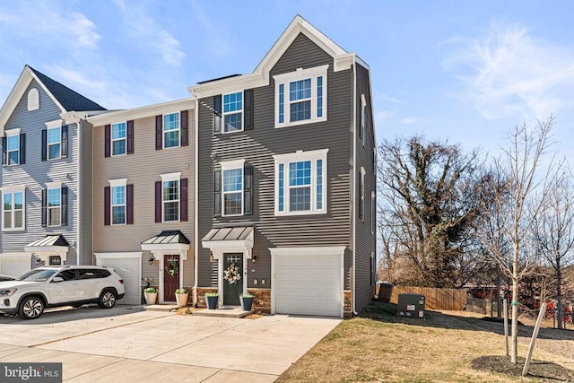 townhome / multi-family property with driveway, a garage, and fence