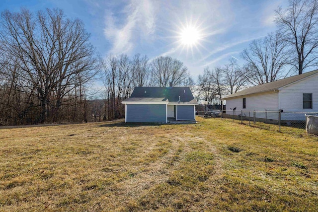 view of yard featuring an outbuilding