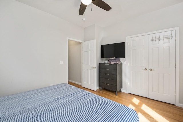 unfurnished bedroom with a ceiling fan, light wood-style flooring, baseboards, and a closet