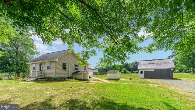 view of yard featuring a storage shed