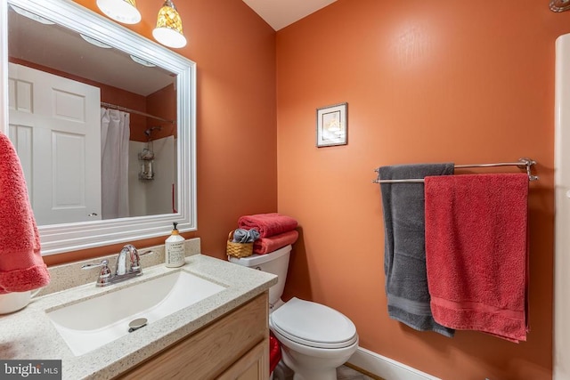 full bathroom featuring a shower with curtain, vanity, and toilet