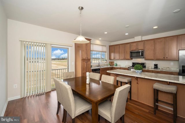 dining room with recessed lighting, dark wood-style flooring, and baseboards