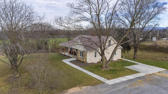 view of front of property featuring a front lawn and a porch