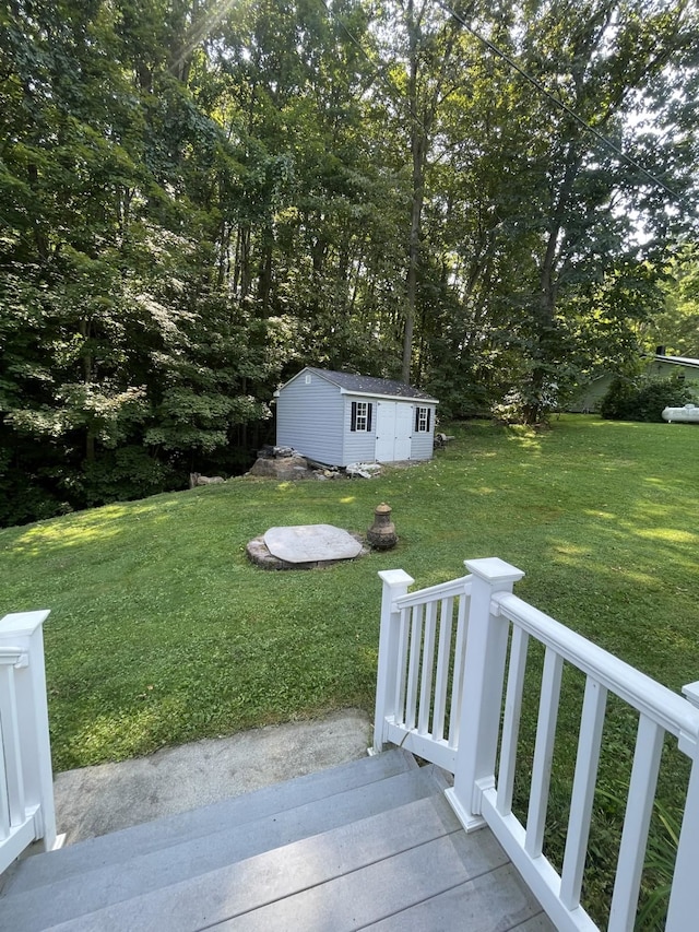 view of yard featuring a storage unit