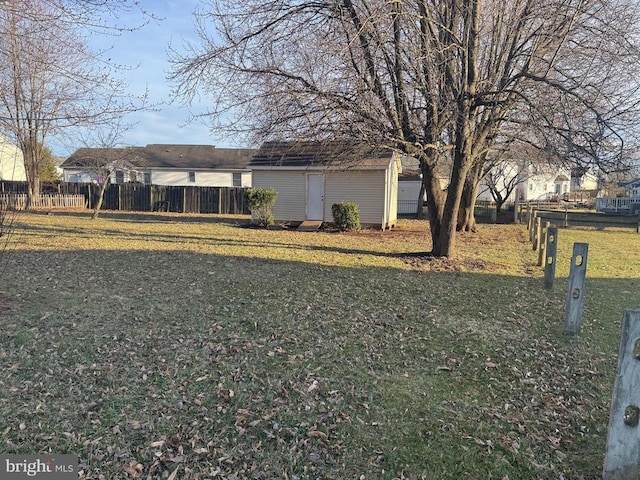 view of front facade featuring a front lawn and fence