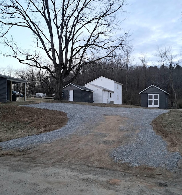 view of yard with an outdoor structure