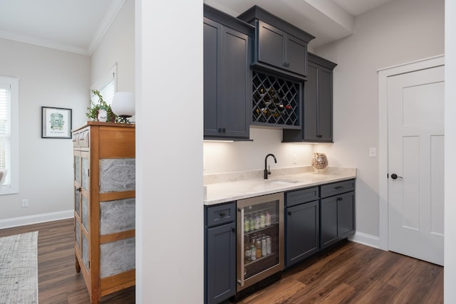 bar with crown molding, a sink, dark wood-style floors, baseboards, and wine cooler