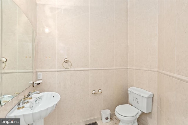 bathroom featuring a sink and toilet