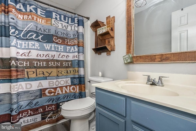 bathroom with a shower with curtain, vanity, and toilet