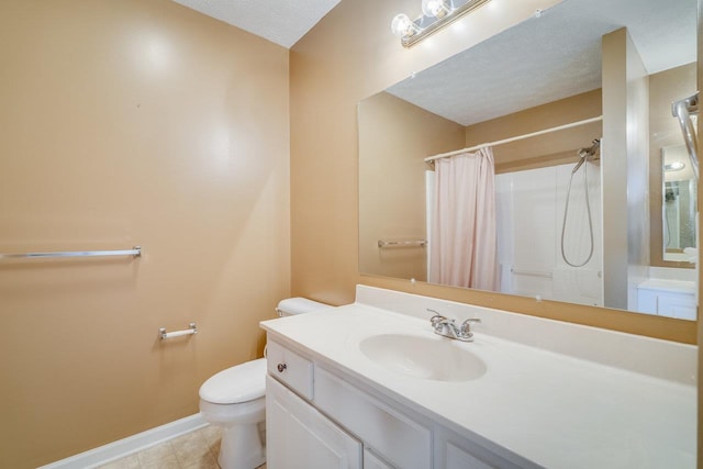 full bathroom featuring a textured ceiling, toilet, a shower with shower curtain, vanity, and baseboards