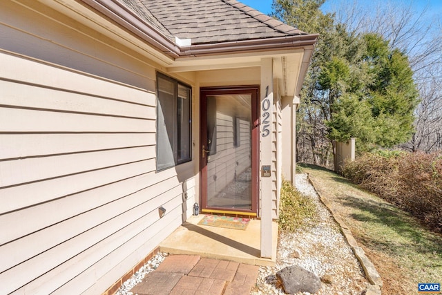 entrance to property with a shingled roof