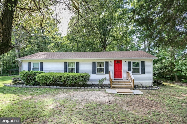 single story home with a front lawn