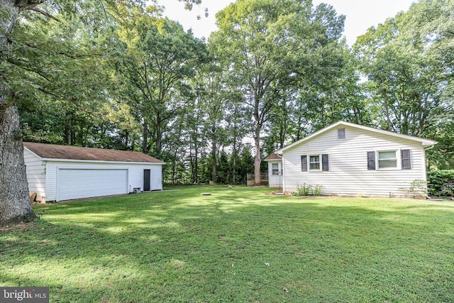 view of yard featuring an outdoor structure and a detached garage