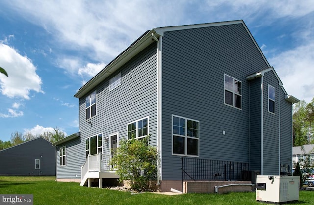 back of house featuring a lawn