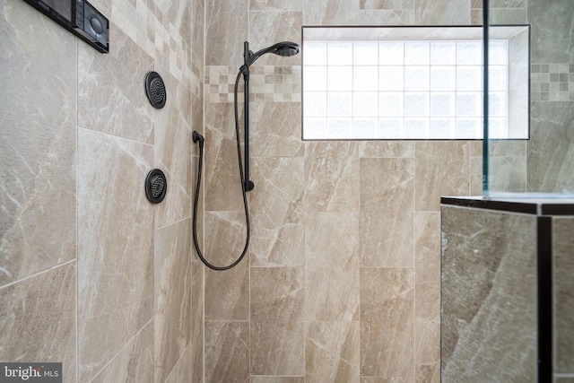 full bathroom featuring tiled shower