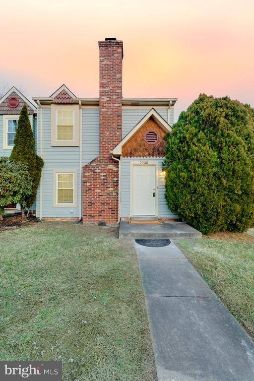 view of front of home featuring a yard