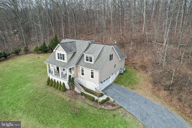 birds eye view of property featuring a forest view