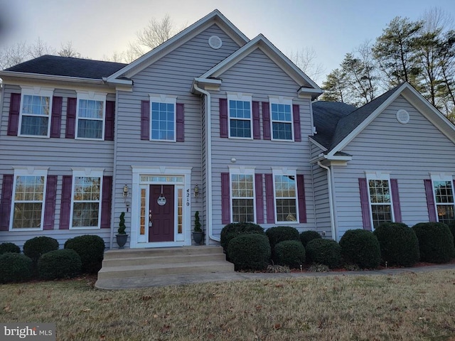 view of front facade featuring a front yard