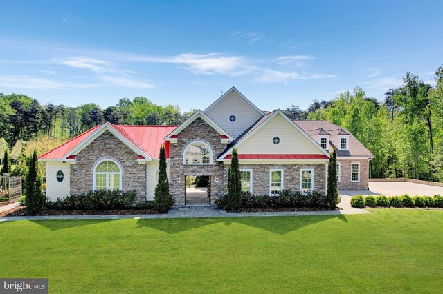 view of front of house featuring a front lawn