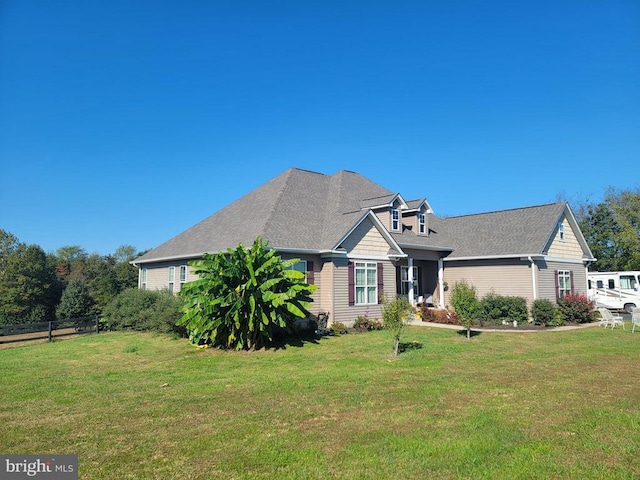 view of front facade featuring fence and a front lawn