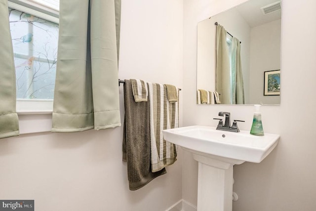 bathroom with baseboards and visible vents