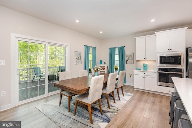 dining space featuring recessed lighting, light wood-style flooring, and baseboards