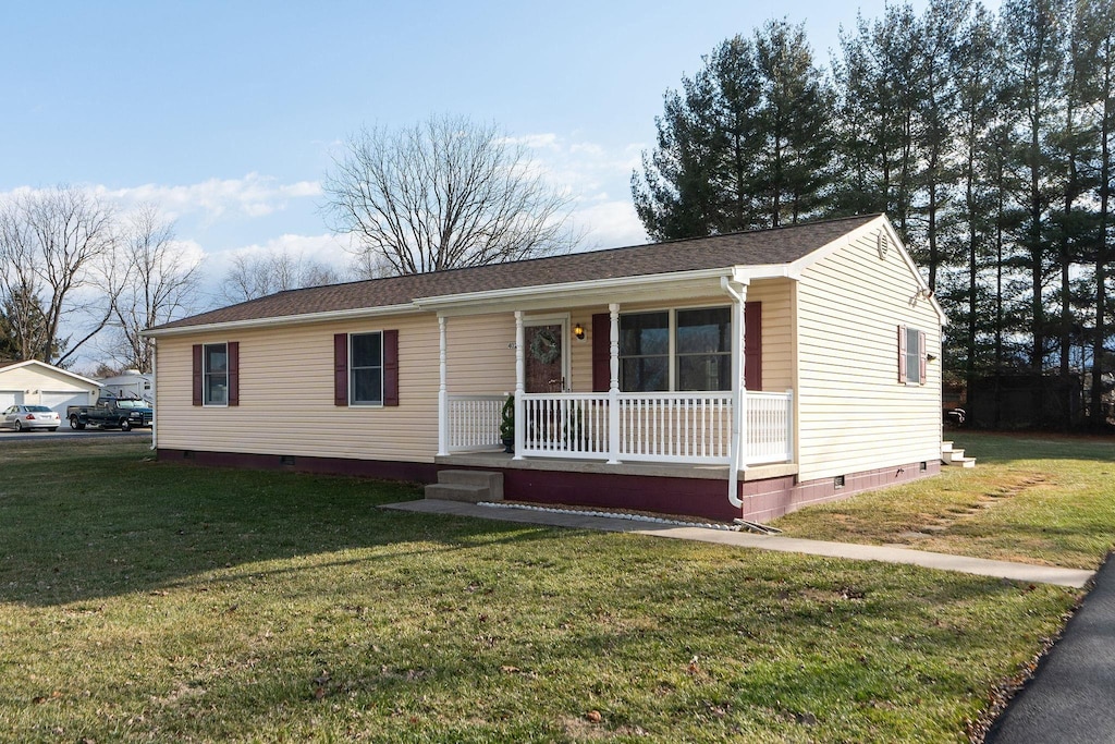 view of front of property featuring a front lawn and a porch