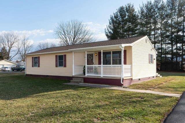 view of front of property featuring a front lawn and a porch