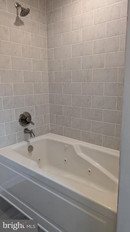 bathroom featuring tiled shower / bath combo