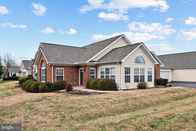 view of front of house featuring a garage and a front yard