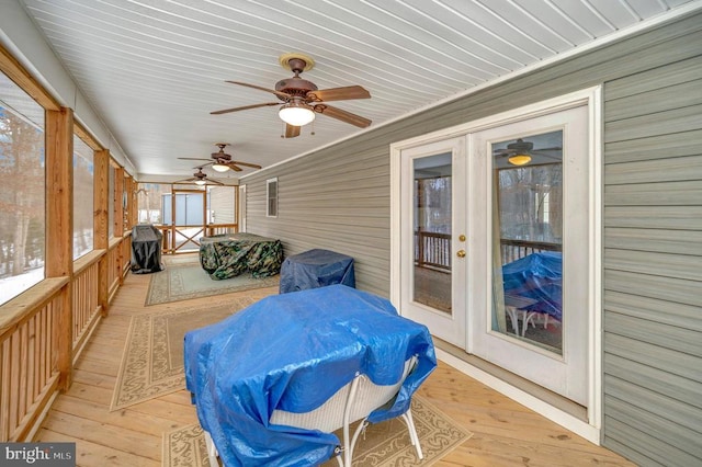 sunroom / solarium with a ceiling fan
