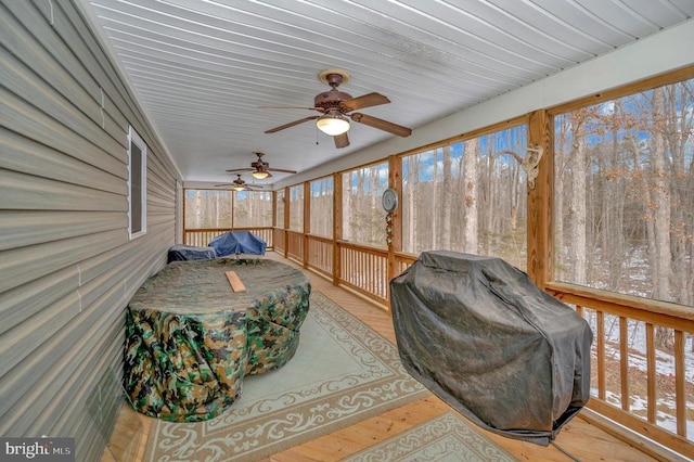 sunroom with ceiling fan