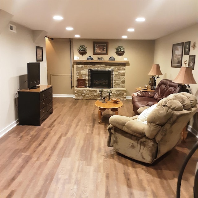 living room featuring visible vents, recessed lighting, baseboards, and wood finished floors