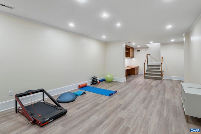 exercise area featuring visible vents, crown molding, baseboards, light wood-type flooring, and recessed lighting