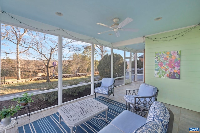 sunroom with ceiling fan