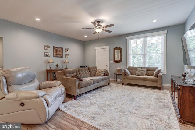 living area featuring recessed lighting, baseboards, light wood-style floors, and a ceiling fan