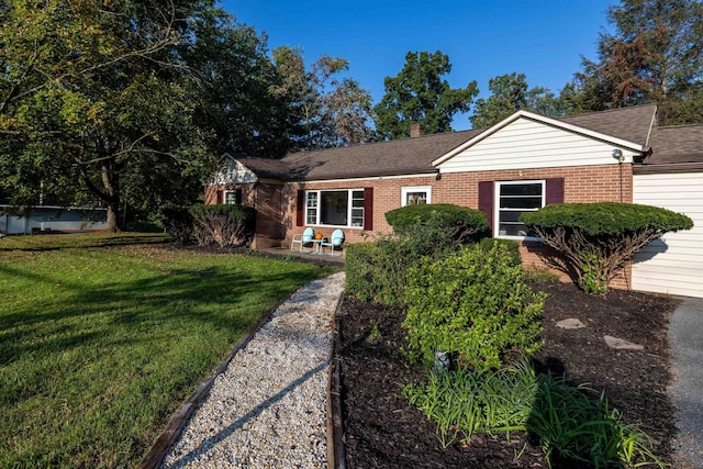 single story home featuring a front lawn