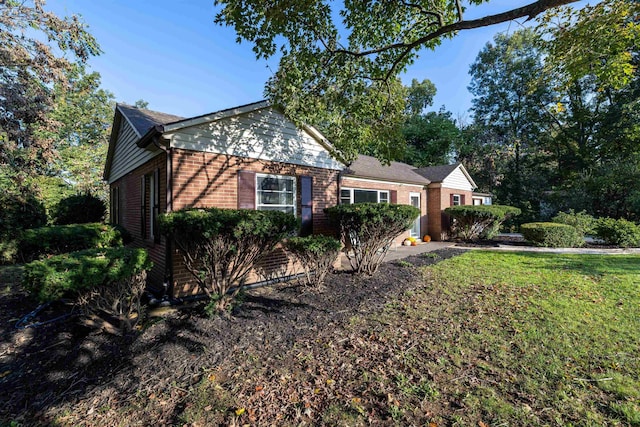 view of front of house featuring a front lawn