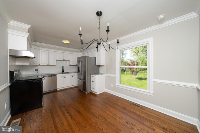 kitchen featuring visible vents, white cabinetry, under cabinet range hood, a chandelier, and stainless steel appliances