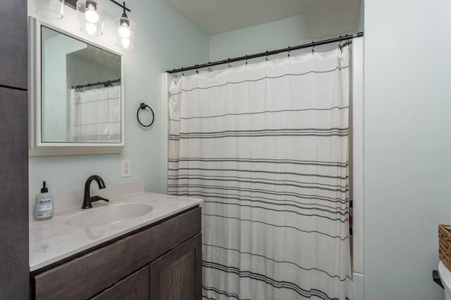 bathroom featuring a shower with shower curtain and vanity