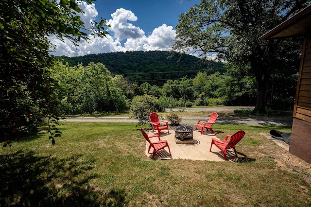 view of yard featuring an outdoor fire pit