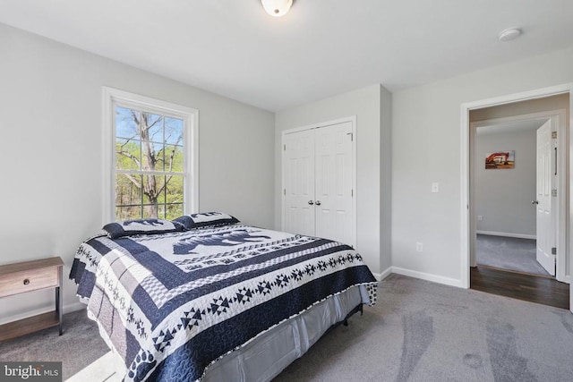 bedroom featuring carpet flooring, baseboards, and a closet