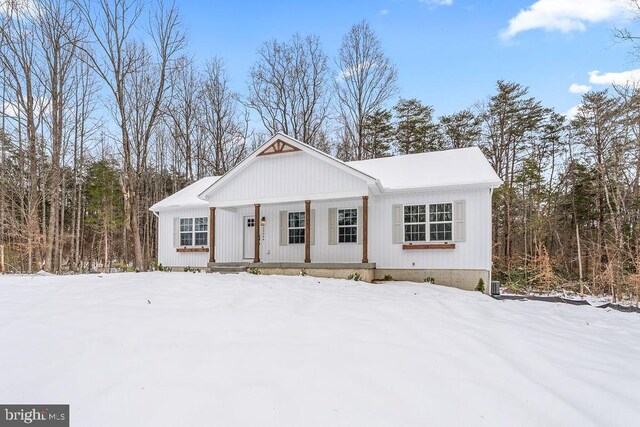 view of front of property featuring covered porch