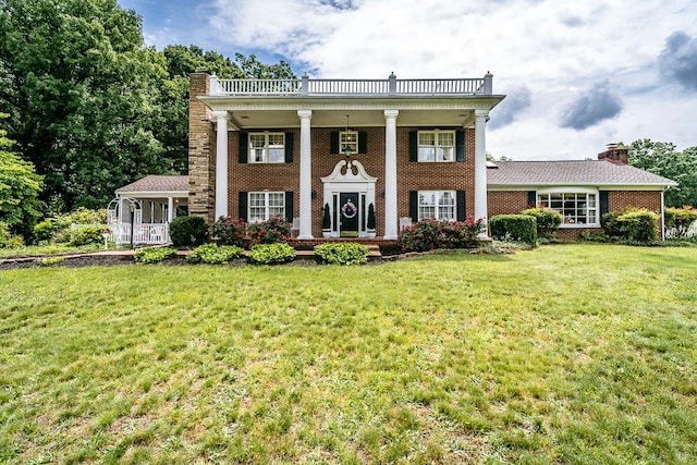 neoclassical / greek revival house featuring a front lawn