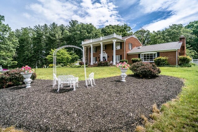 view of front of house featuring a front yard