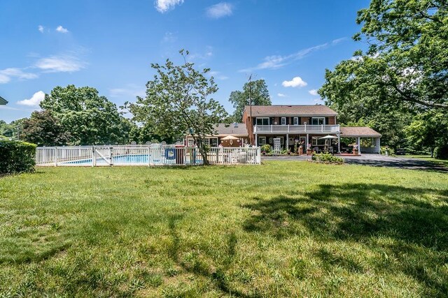 view of yard with a fenced in pool