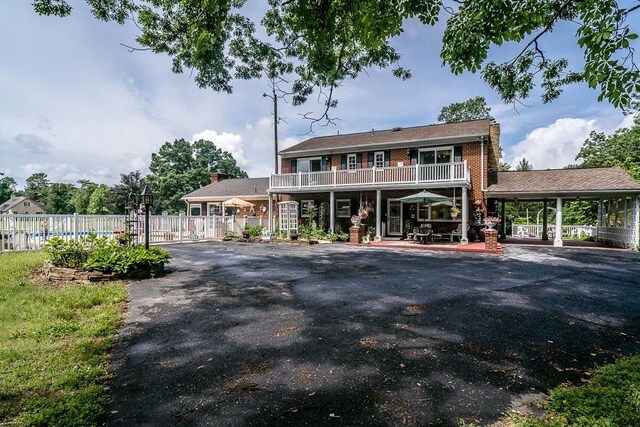 view of front of property with a balcony