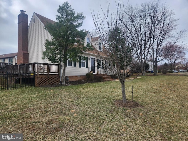 view of front of home featuring a wooden deck and a front lawn